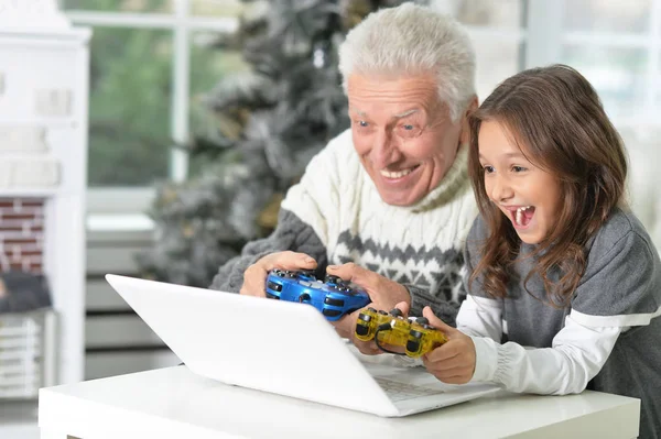Nonno e bambino con laptop — Foto Stock