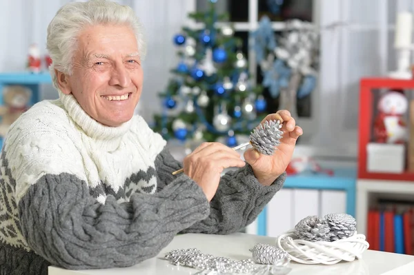 Senior man förbereder sig för jul — Stockfoto