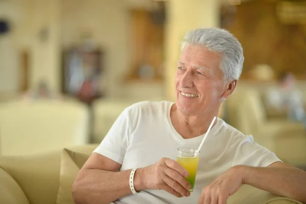Hombre mayor con jugo fresco —  Fotos de Stock