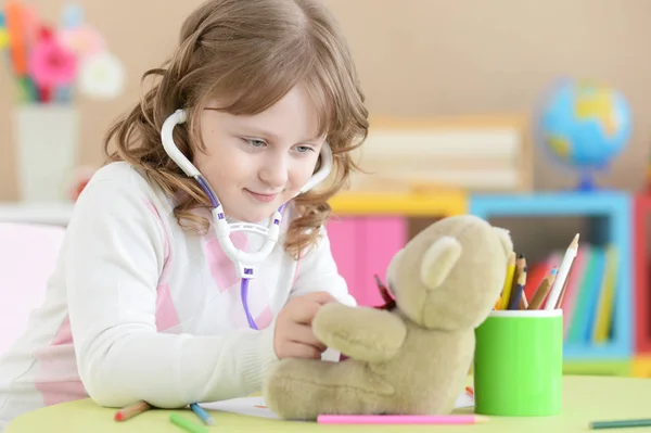 Menina bonito jogando enfermeira — Fotografia de Stock