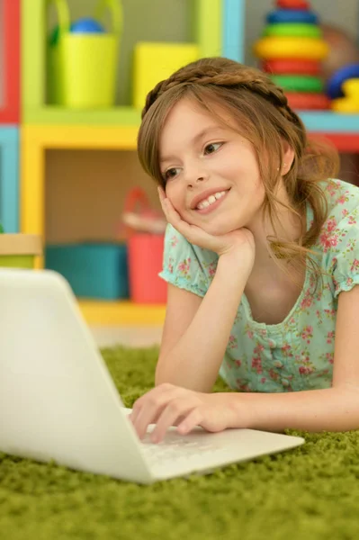 Κοριτσάκι, χρησιμοποιώντας ένα φορητό υπολογιστή — Φωτογραφία Αρχείου