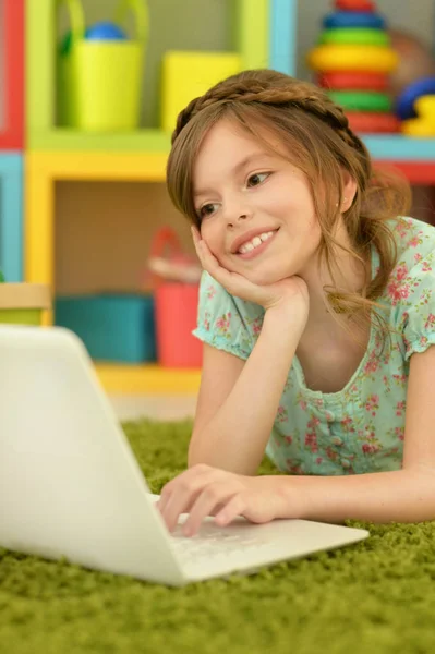 Meisje met behulp van een laptop — Stockfoto