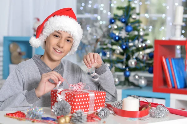 Niño pequeño preparándose para la Navidad — Foto de Stock