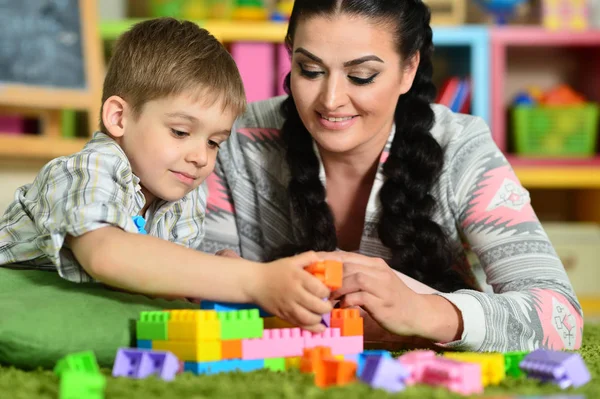 Joven madre jugando con hijo — Foto de Stock