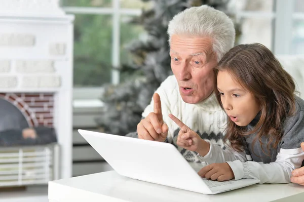 Grand-père et enfant avec ordinateur portable — Photo
