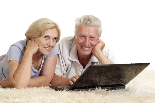 Пожилая пара с ноутбуком — стоковое фото