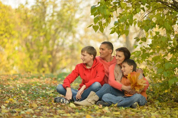 Familia en bosque otoñal —  Fotos de Stock