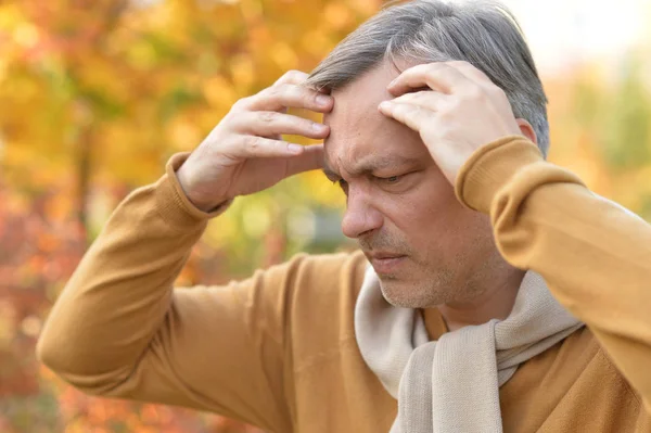 Stilig man tänker — Stockfoto