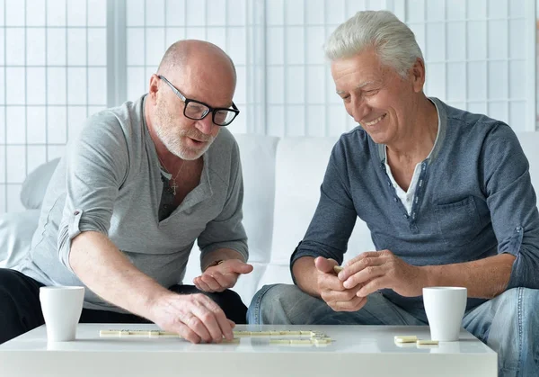 Senior mannen spelen bordspel — Stockfoto