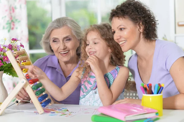 Kleines Mädchen lernt, Abakus zu benutzen — Stockfoto