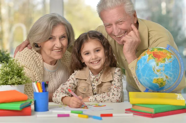 一緒に描画の孫娘と祖父母 — ストック写真