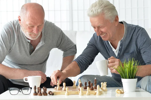 Senior mannen spelen schaak — Stockfoto