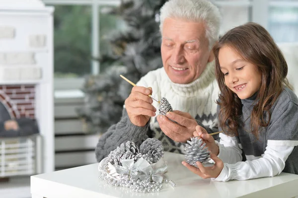 Avô com criança se preparando para o Natal — Fotografia de Stock