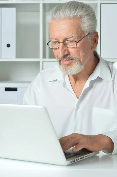Idős férfi laptopot használ — Stock Fotó