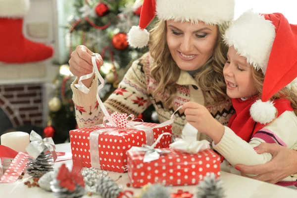 Kvinne og barn som feirer jul – stockfoto