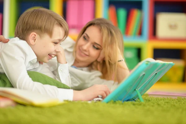 Mutter mit ihrem Sohn bei den Hausaufgaben — Stockfoto