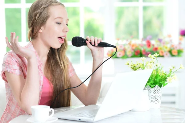 Teen ragazza che canta karaoke — Foto Stock