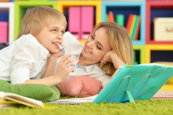 Mãe com seu filho fazendo lição de casa — Fotografia de Stock