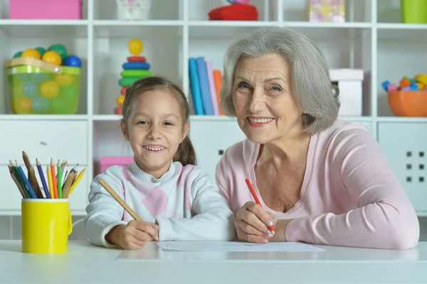 Grootmoeder met kleindochter tekenen samen — Stockfoto