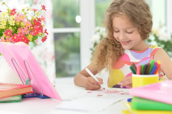 Portrait of Little girl drawing — Stock Photo, Image