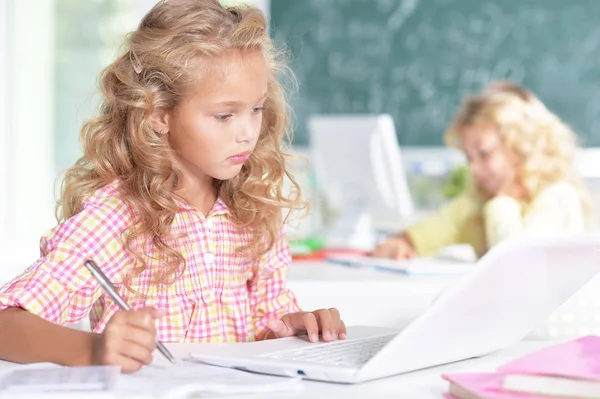 Meninas bonitas na classe — Fotografia de Stock