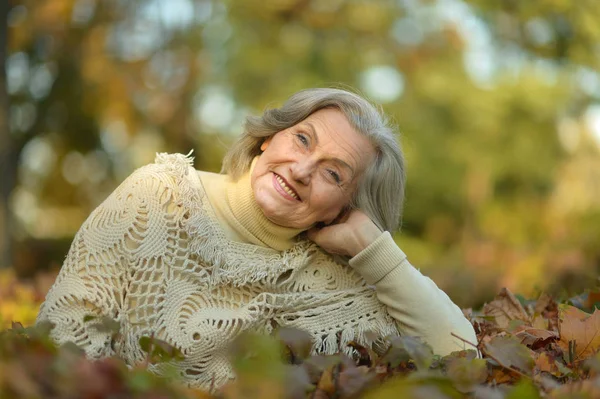 Hermosa mujer mayor al aire libre — Foto de Stock