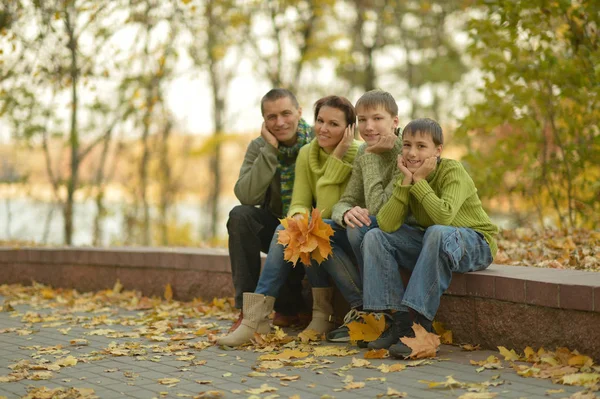 微笑在秋天的树林中的家庭 — 图库照片