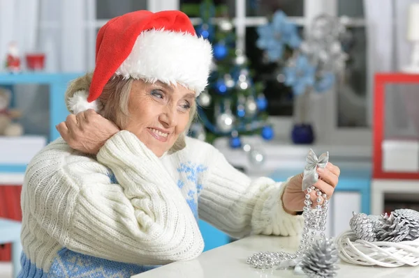 Seniorin bereitet sich auf Weihnachten vor — Stockfoto