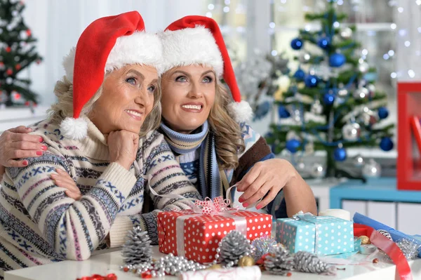 Dos mujeres celebrando la Navidad —  Fotos de Stock