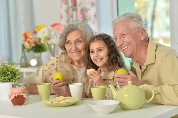 Avós com neta bebendo chá — Fotografia de Stock