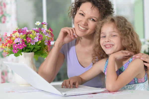 Matka a dcera pomocí notebooku — Stock fotografie