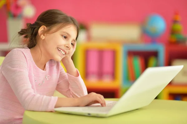 Flicka använder modern laptop — Stockfoto