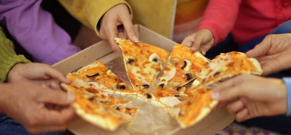 Gelukkig familie eten pizza samen — Stockfoto