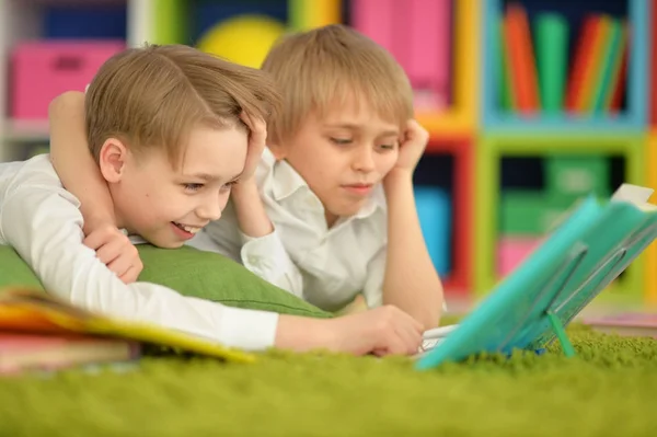 Dos chicos leyendo —  Fotos de Stock