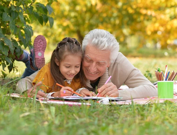Dziadek i wnuczka rysunek — Zdjęcie stockowe