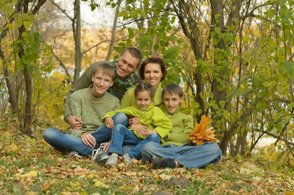 Familie im Herbstwald — Stockfoto