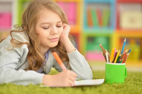 Menina desenho em casa — Fotografia de Stock