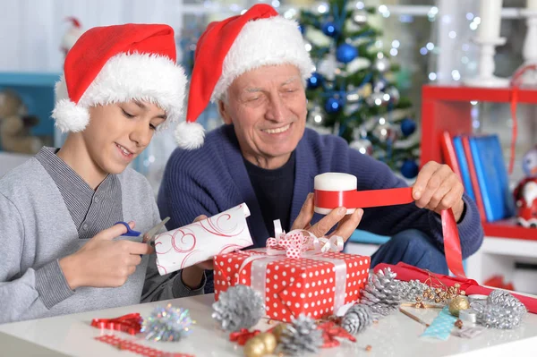 Großvater mit Enkel bereitet sich auf Weihnachten vor — Stockfoto