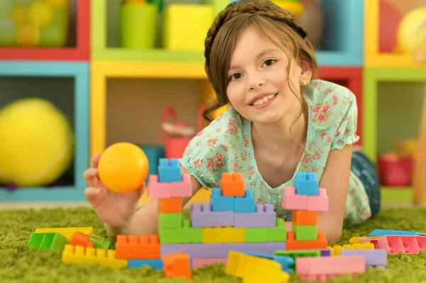 Meisje met kleurrijke kunststof blokken — Stockfoto