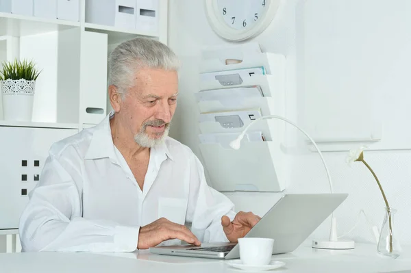 Homem sênior usando laptop — Fotografia de Stock