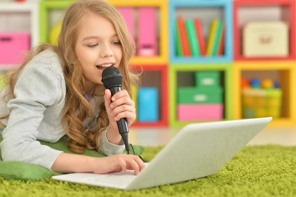 Dziewczyna śpiewa karaoke — Zdjęcie stockowe