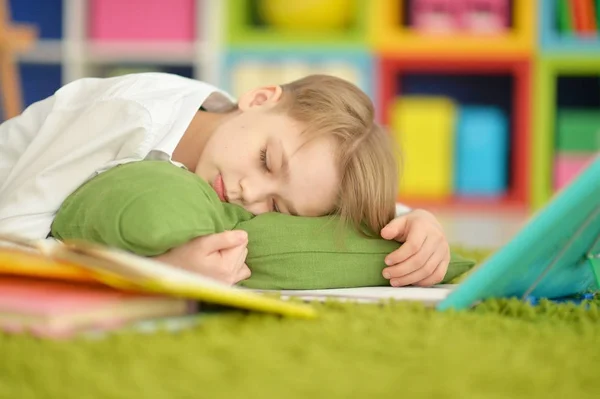 Cansado lindo chico durmiendo — Foto de Stock