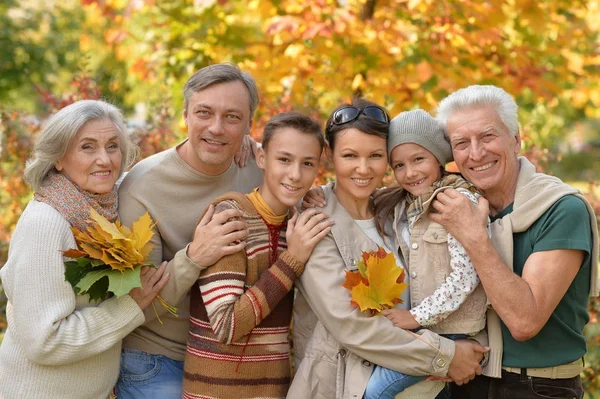 Détente en famille dans le parc d'automne — Photo