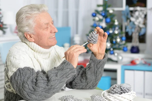 Senior man förbereder sig för jul — Stockfoto