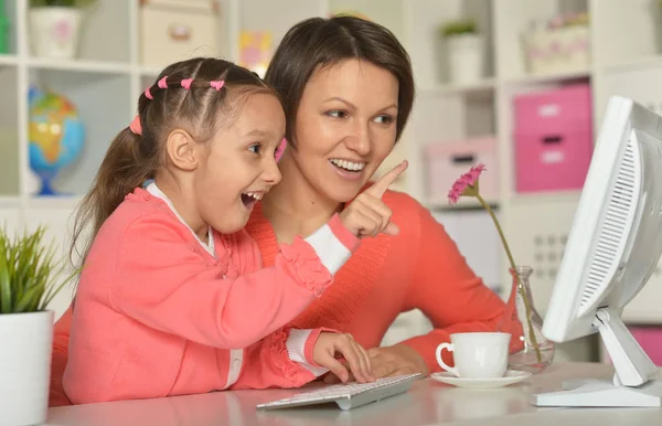 Bilgisayarı kullanan anne ile küçük kız — Stok fotoğraf