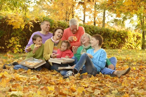 Lycklig familj äter pizza tillsammans — Stockfoto