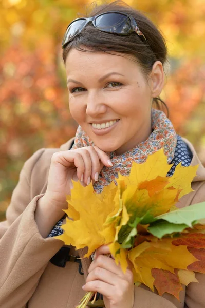 Jonge vrouw rusten in park — Stockfoto