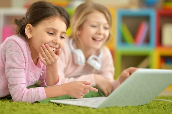 Kleine meisjes met laptop — Stockfoto