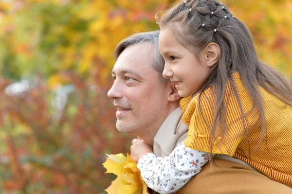 Father and daughter hugging — Stock Photo, Image