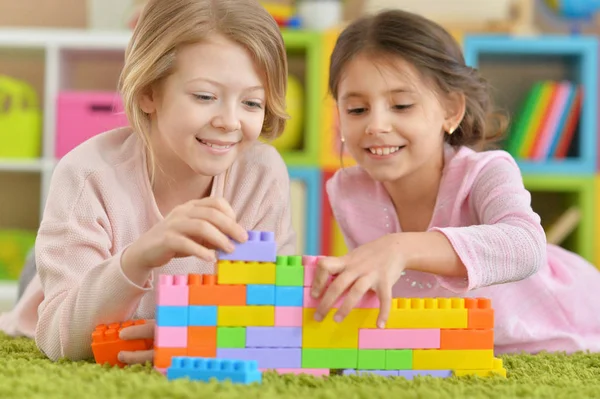 Flickor leker med färgglada blocken — Stockfoto